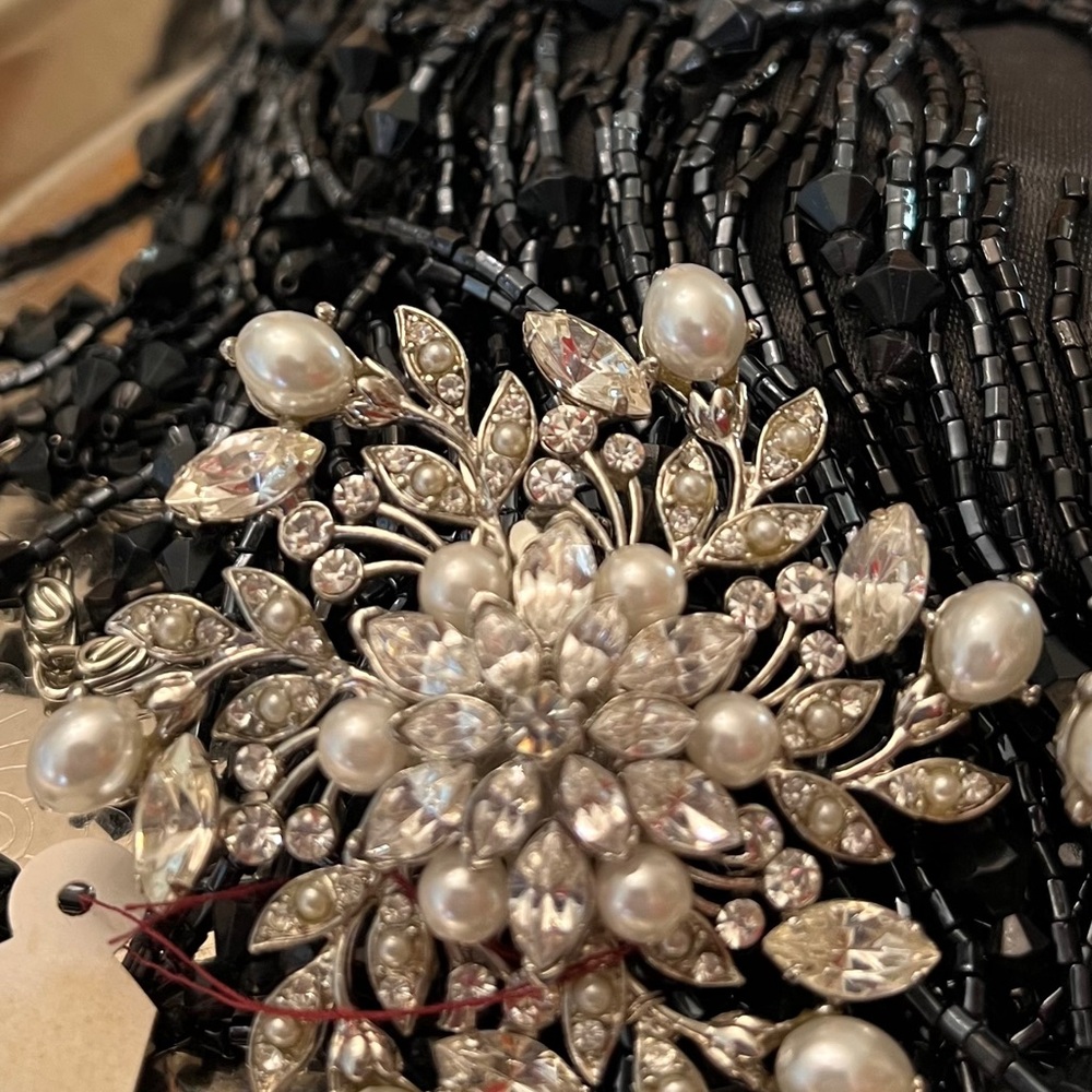 Elegant Silverplated brooch with faux pearls and rhinestones-brand new with tags - Picture 1 of 12